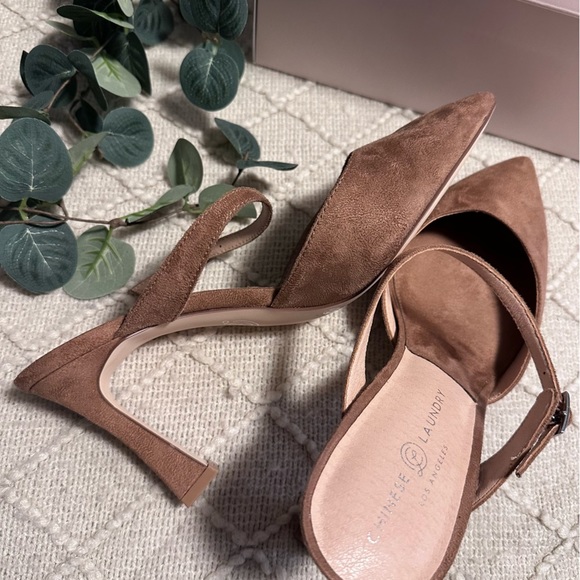 Nude Suede pointed closed toe high heel shoes size 10 women’s with buckle decor - Picture 4 of 8